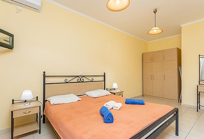 Double bedroom with A/C and sea views . - Thanasis . (Photo Gallery) }}