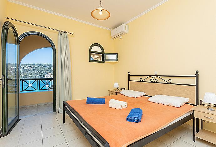 Double bedroom with A/C and sea views . - Thanasis . (Fotogalerie) }}