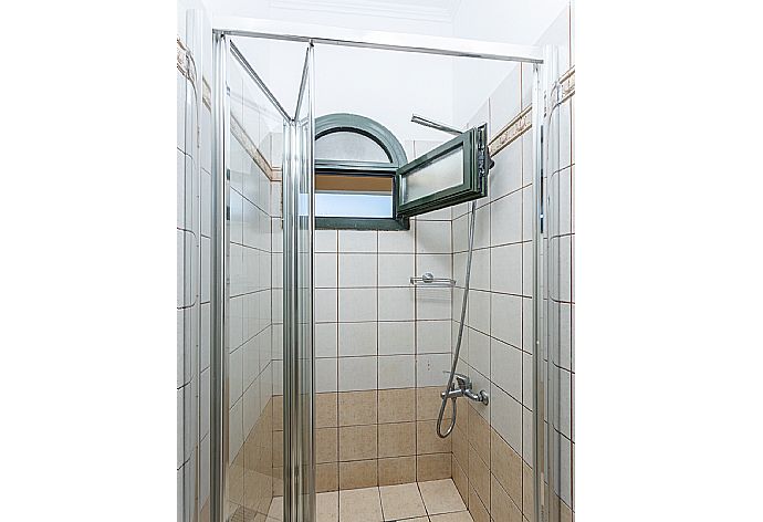 Family bathroom with shower . - Thanasis . (Galerie de photos) }}