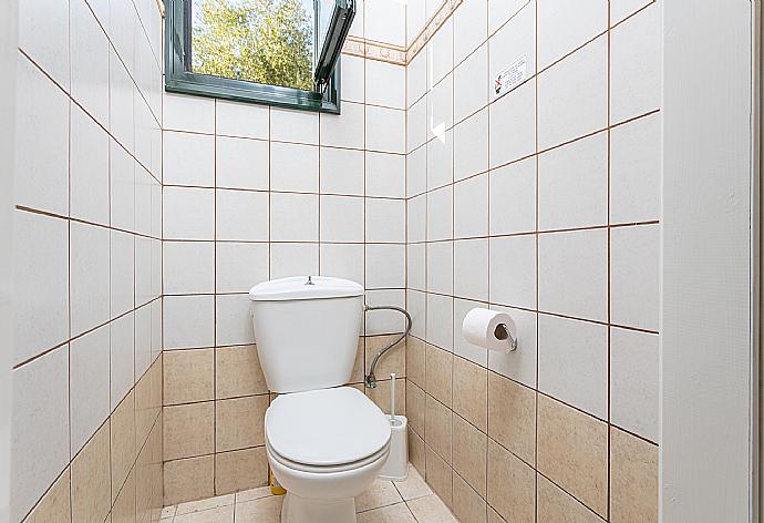 Family bathroom with shower . - Thanasis . (Galería de imágenes) }}