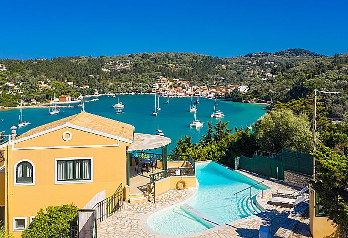 ,Aerial view of Thanasis with view towards Lakka . - Thanasis . (Galerie de photos) }}