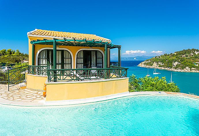 Beautiful villa with private pool and terrace with sea views . - Thanasis . (Galleria fotografica) }}