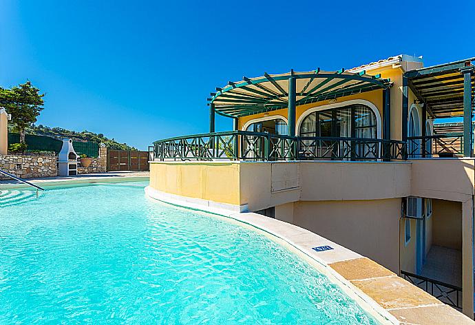 Beautiful villa with private pool and terrace  . - Thanasis . (Galleria fotografica) }}