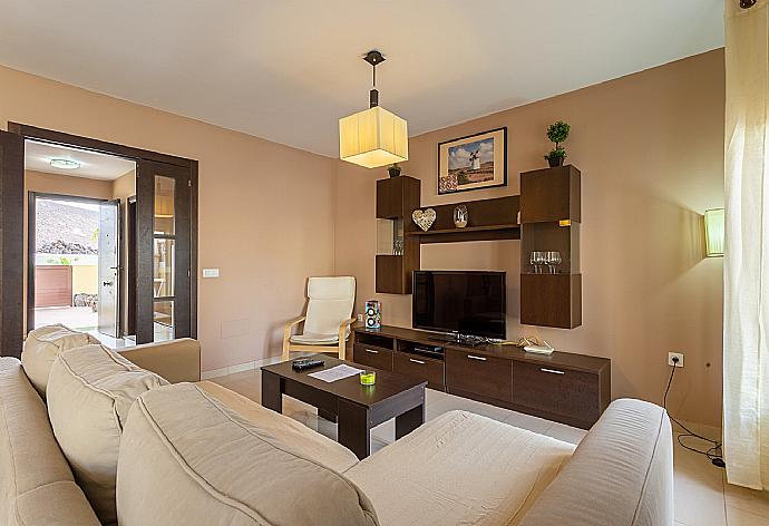 Open-plan living room with dining area, WiFi internet, satellite TV, and terrace access . - Villa Golden . (Галерея фотографий) }}