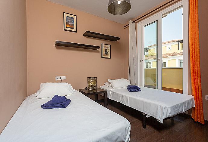 Twin bedroom with balcony access . - Villa Golden . (Fotogalerie) }}