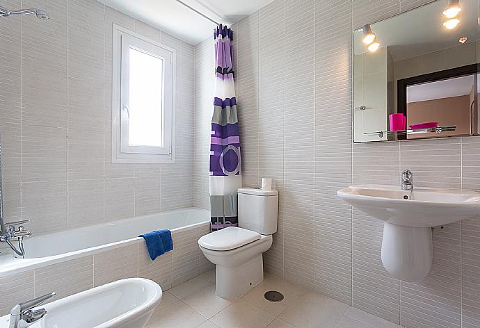 En suite bathroom with bath and overhead shower . - Villa Golden . (Fotogalerie) }}