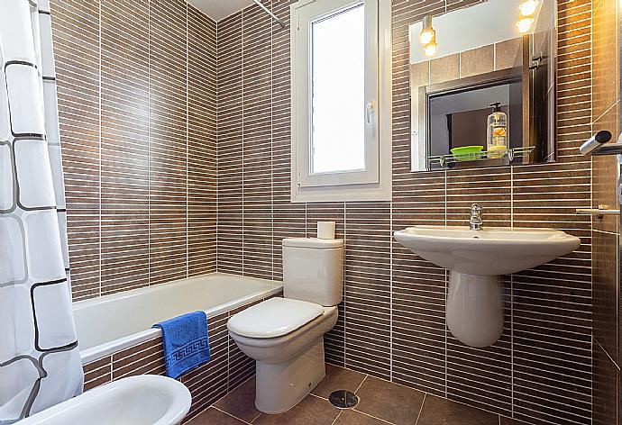 Family bathroom with bath and overhead shower . - Villa Golden . (Photo Gallery) }}