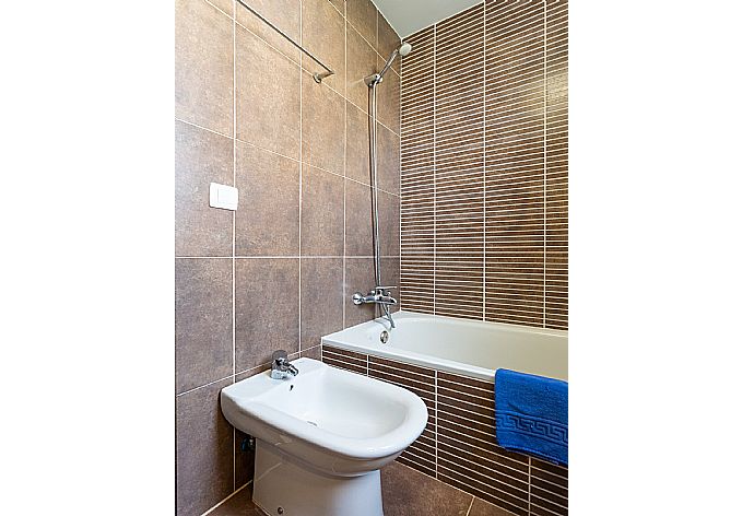 Family bathroom with bath and overhead shower . - Villa Golden . (Galería de imágenes) }}
