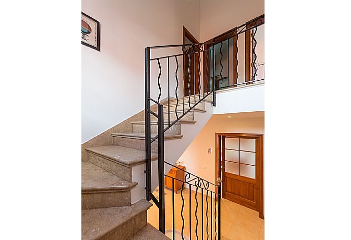 Stairs to the upper floor . - Villa Cala Galdana 7 . (Galería de imágenes) }}