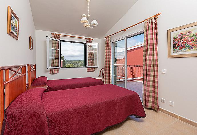 Twin bedroom with A/C, en suite bathroom, and balcony access . - Villa Cala Galdana 7 . (Galerie de photos) }}