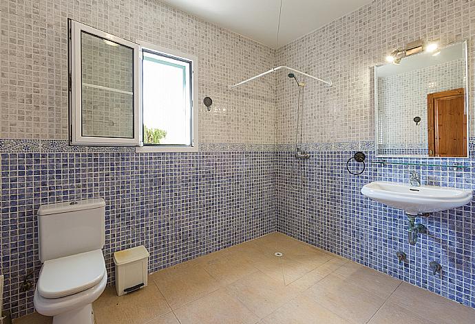 Family bathroom with shower . - Villa Cala Galdana 7 . (Photo Gallery) }}