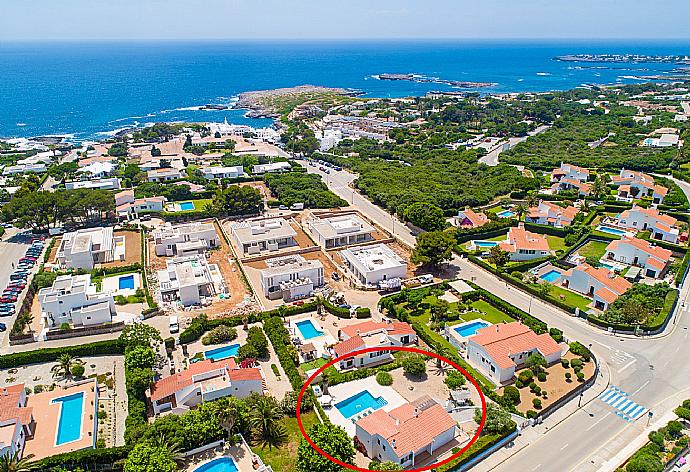 Aerial view showing location of Casa Anna and view towards Binibeca Vell . - Casa Anna . (Galerie de photos) }}