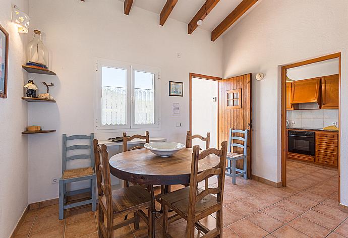 Open plan living room with dining area, WiFi Internet, Satellite TV, DVD player, and balcony access . - Casa Anna . (Galerie de photos) }}