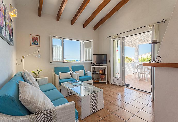 Open plan living room with dining area, WiFi Internet, Satellite TV, DVD player, and balcony access . - Casa Anna . (Galerie de photos) }}