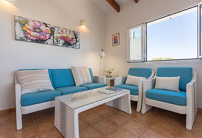 Open plan living room with dining area, WiFi Internet, Satellite TV, DVD player, and balcony access . - Casa Anna . (Galleria fotografica) }}