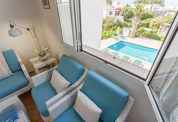 Open plan living room with dining area, WiFi Internet, Satellite TV, DVD player, and balcony access . - Casa Anna . (Galería de imágenes) }}