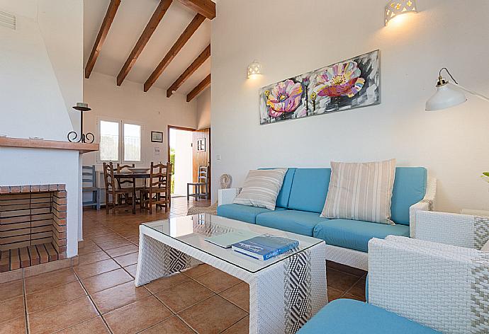 Open plan living room with dining area, WiFi Internet, Satellite TV, DVD player, and balcony access . - Casa Anna . (Fotogalerie) }}