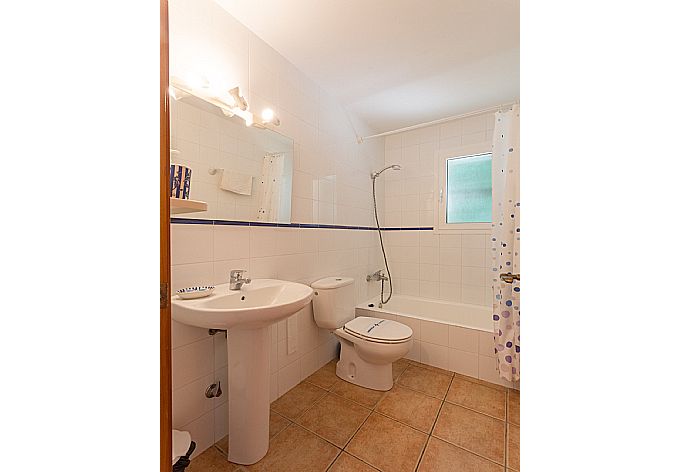 Family bathroom with bath and overhead shower . - Casa Anna . (Fotogalerie) }}