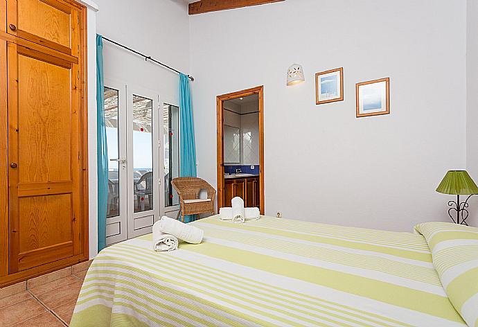 Double bedroom with en suite bathroom and balcony access . - Casa Anna . (Галерея фотографий) }}