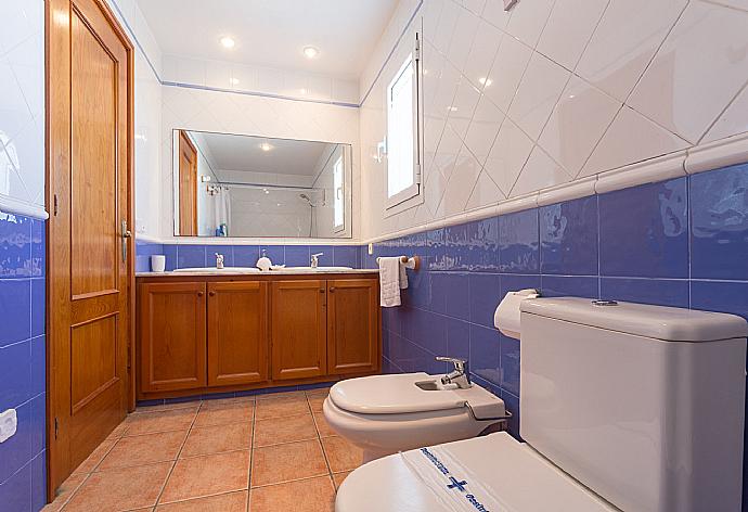 En suite bathroom with bath and overhead shower . - Casa Anna . (Galleria fotografica) }}