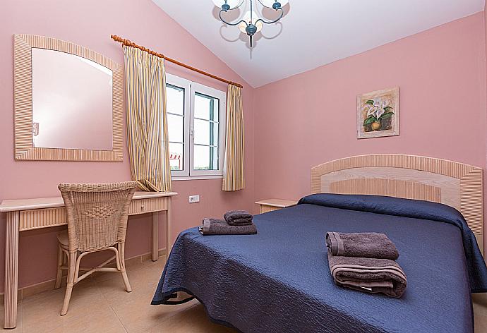 Double bedroom with A/C . - Villa Cala Galdana 8 . (Fotogalerie) }}