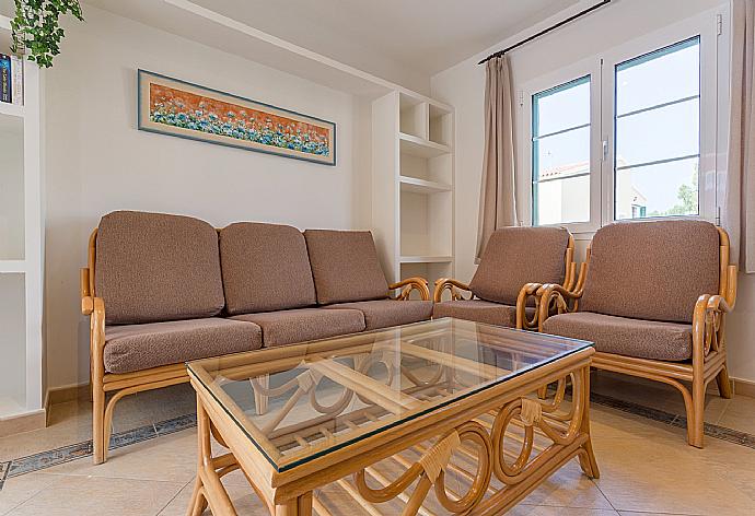Living room with sofas, dining area, A/C, WiFi internet, satellite TV, DVD player and terrace access . - Villa Cala Galdana 8 . (Galleria fotografica) }}