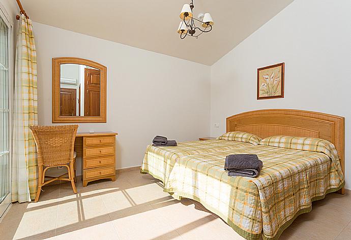 Twin bedroom with A/C, en-suite bathroom, and balcony access . - Villa Cala Galdana 8 . (Galería de imágenes) }}