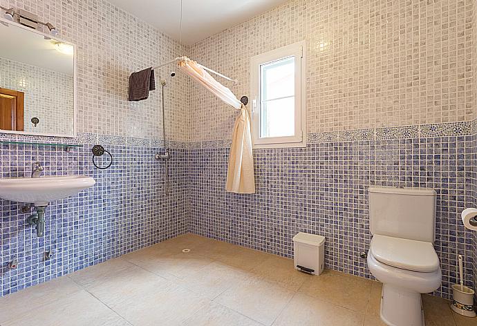 Family bathroom with shower . - Villa Cala Galdana 8 . (Fotogalerie) }}