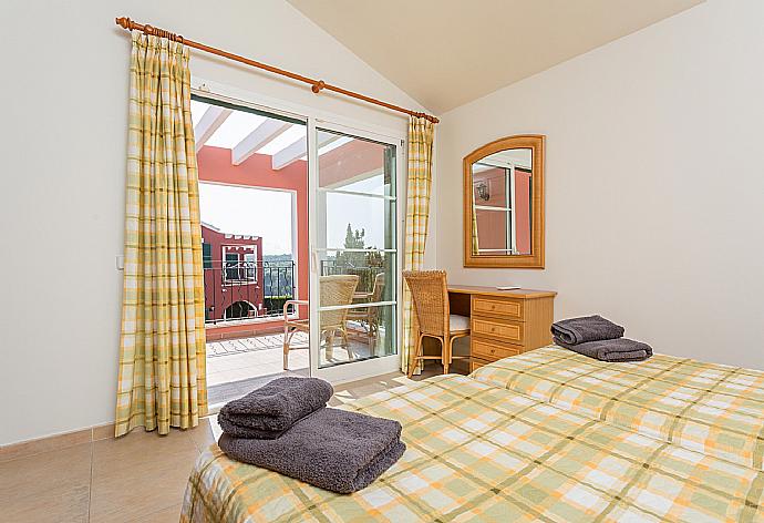 Twin bedroom with A/C, en suite bathroom, and balcony access . - Villa Cala Galdana 8 . (Fotogalerie) }}