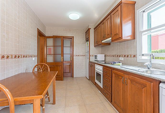 Equipped kitchen with dining area . - Villa Cala Galdana 8 . (Fotogalerie) }}