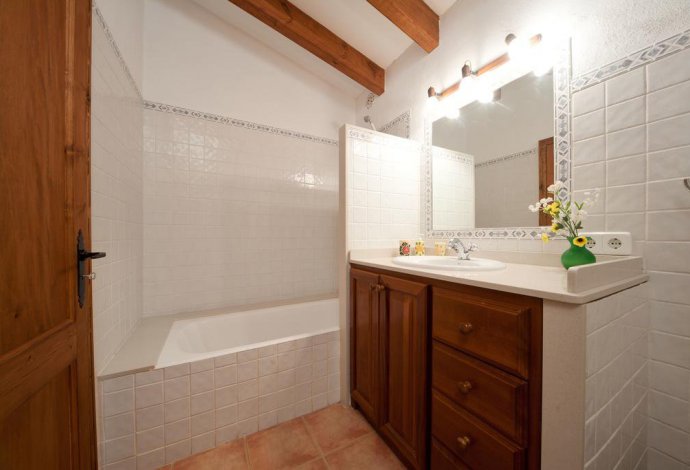 Bathroom with bath and overhead shower . - Font Xica . (Fotogalerie) }}
