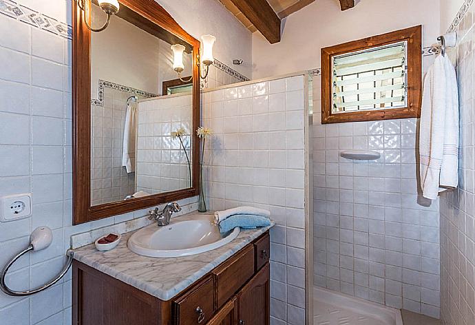 Family bathroom with shower. W/C. . - Font Xica . (Galleria fotografica) }}