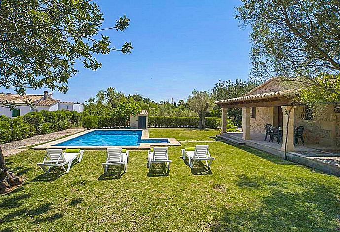Private pool with terrace and garden area . - Font Xica . (Galería de imágenes) }}