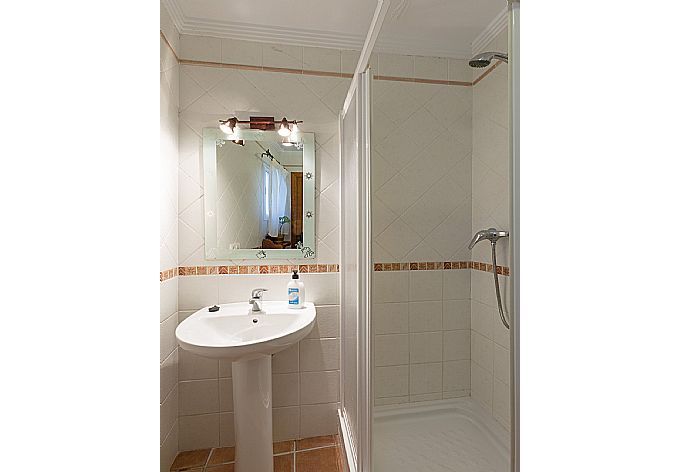 En suite bathroom with shower. . - Villa Rosandra . (Photo Gallery) }}