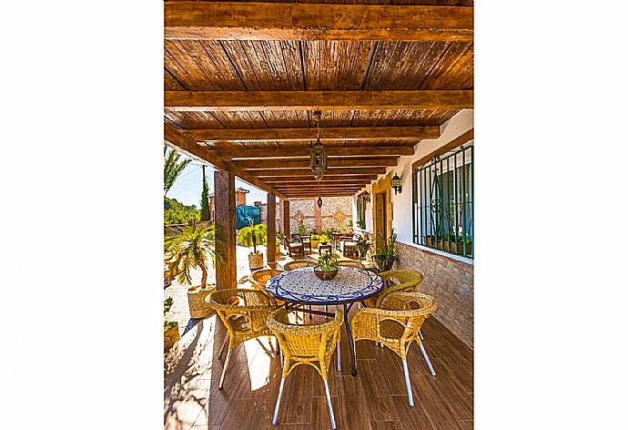 Outdoor sheltered patio . - Villa Rosandra . (Photo Gallery) }}