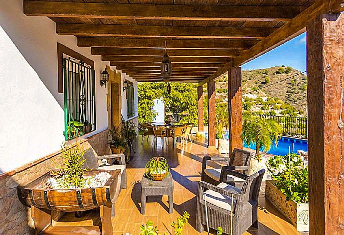 Sheltered terrace area . - Villa Rosandra . (Photo Gallery) }}
