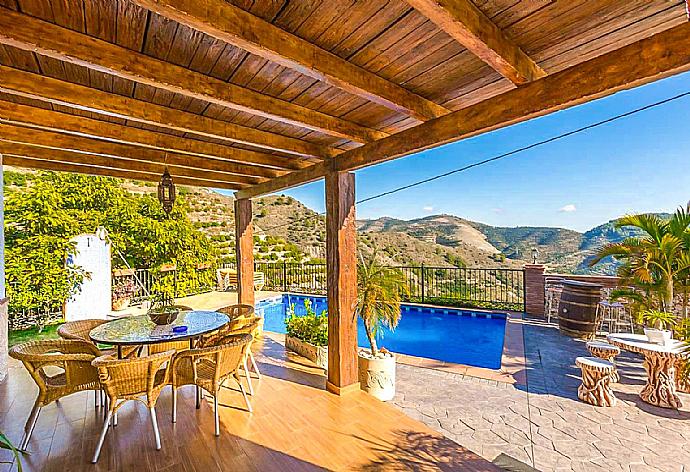 Sheltered terrace . - Villa Rosandra . (Photo Gallery) }}