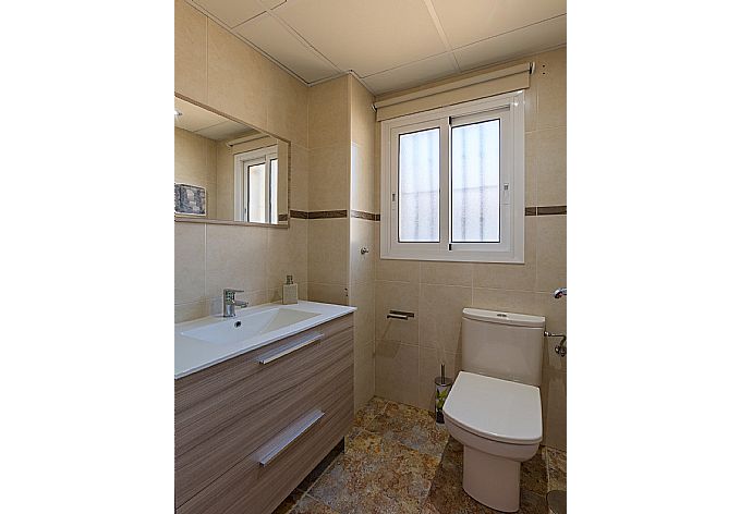 Family bathroom, bath with shower. W/C. . - Villa Mijas . (Photo Gallery) }}