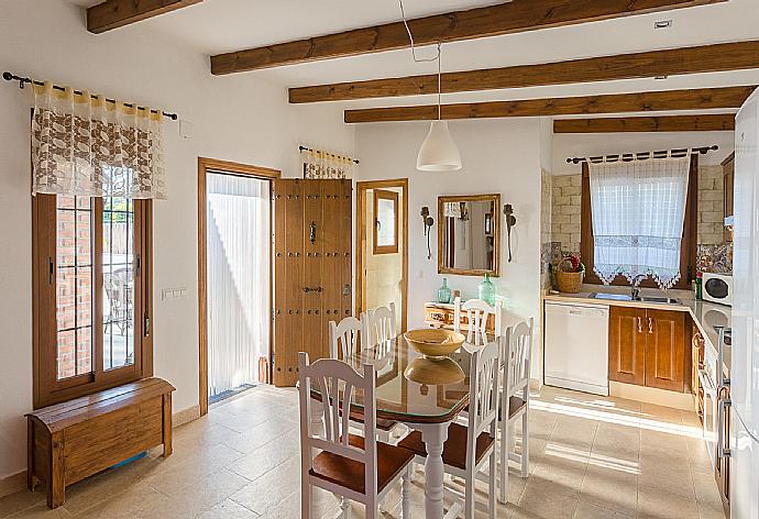 Equipped kitchen and open plan dining area . - Villa La Rambla (Oasis) . (Photo Gallery) }}