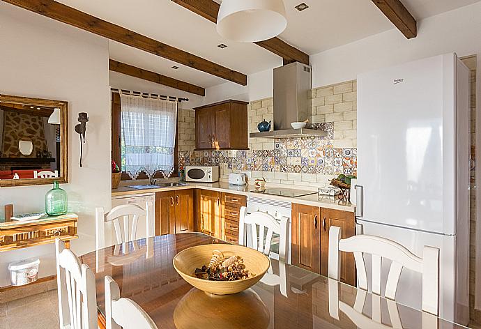 Equipped kitchen and open plan dining area . - Villa La Rambla (Oasis) . (Photo Gallery) }}