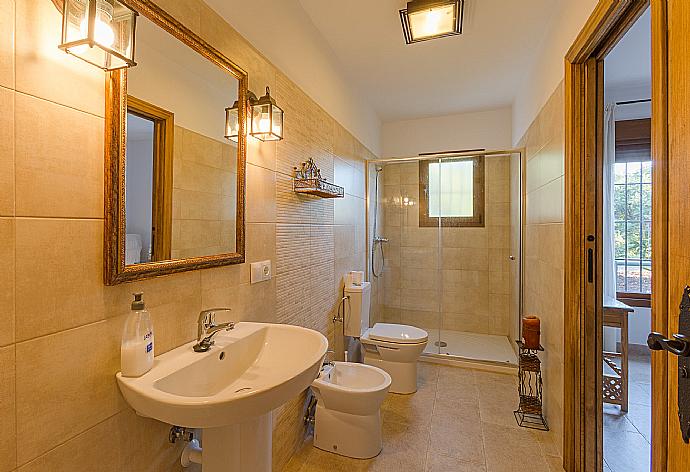 An en suite bathroom with shower. W/C. . - Villa La Rambla (Oasis) . (Photo Gallery) }}