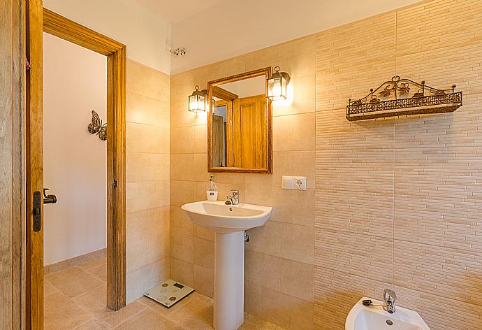 An en suite bathroom with shower. W/C. . - Villa La Rambla (Oasis) . (Photo Gallery) }}