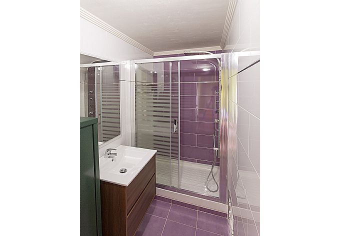 Bathroom with shower . - Julio Romero . (Fotogalerie) }}