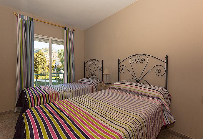 Twin bedroom  . - Julio Romero . (Fotogalerie) }}