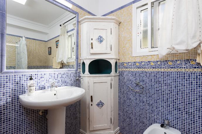 Family bathroom with shower . - Villa Cecilia . (Photo Gallery) }}