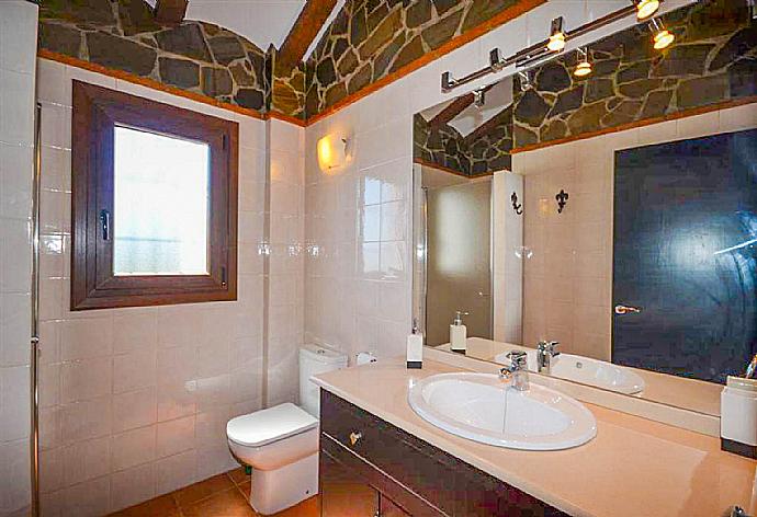 Family bathroom with shower. W/C. . - Villa Araceli . (Photo Gallery) }}