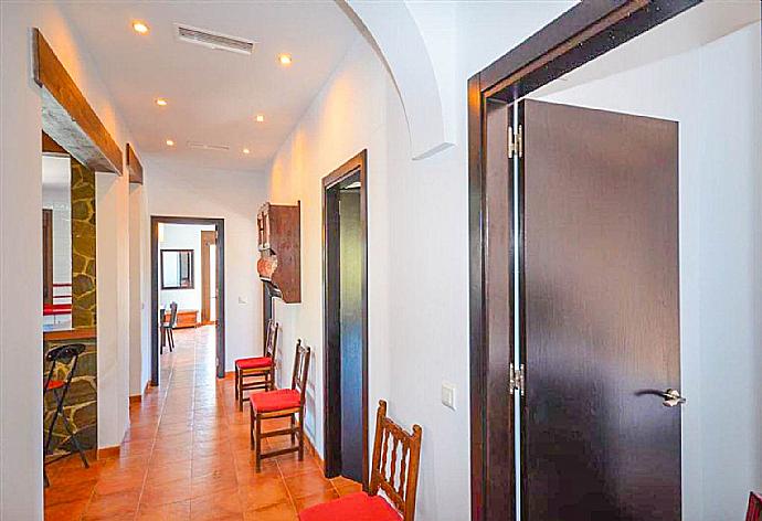 Hallway . - Villa Araceli . (Photo Gallery) }}