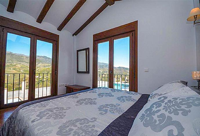 Double bedroom with A/C and en suite bathroom . - Villa Araceli . (Photo Gallery) }}
