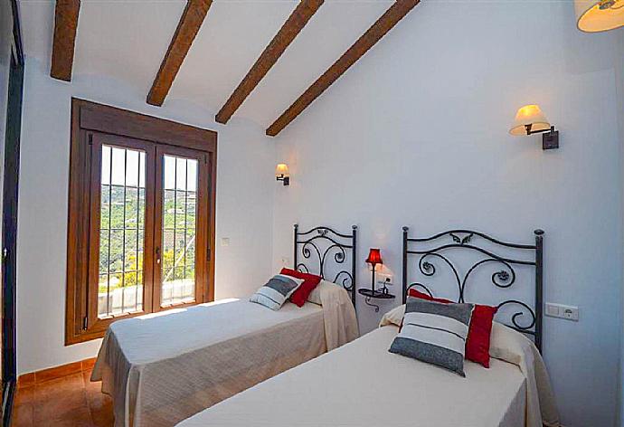 Twin bedroom with A/C . - Villa Araceli . (Photo Gallery) }}
