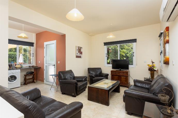 Open-plan living room with sofas, dining area, kitchen, A/C, WiFi internet, and satellite TV . - Villa Kleopatra . (Galería de imágenes) }}